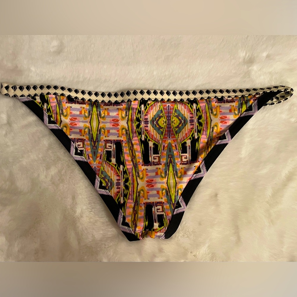 Victoria’s Secret Bikini Cheeky Swimsuit Bottoms. Medium. Beautiful Aztec print!